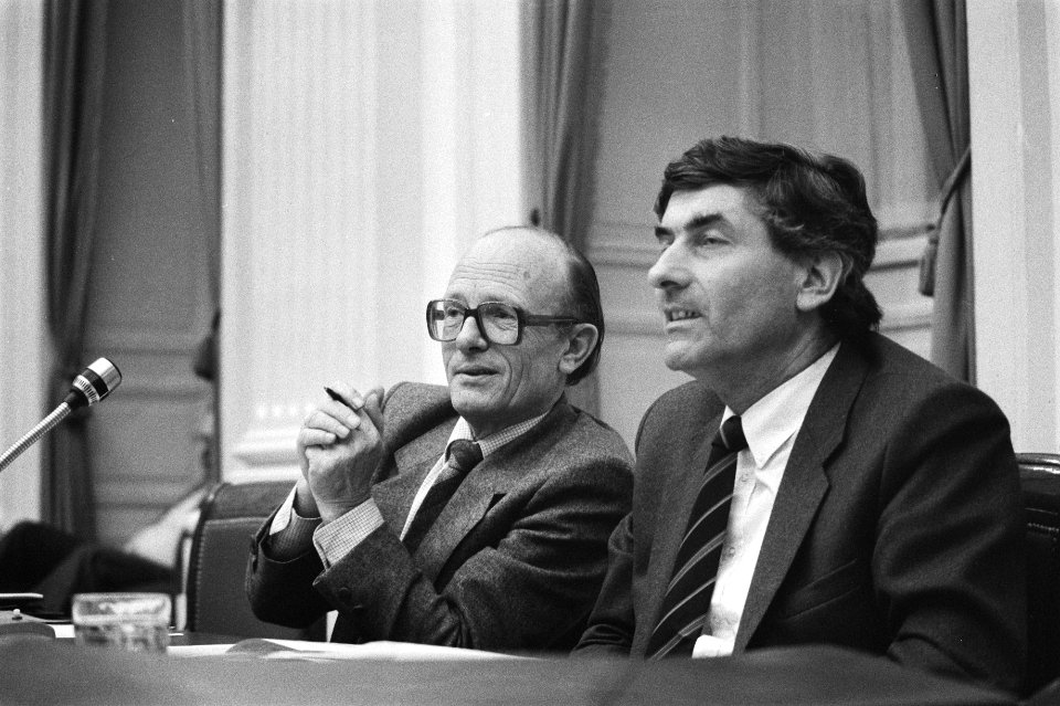 Minister Rietkerk (Binnelandse Zaken) (l) en premier Lubbers, Bestanddeelnr 932-7586