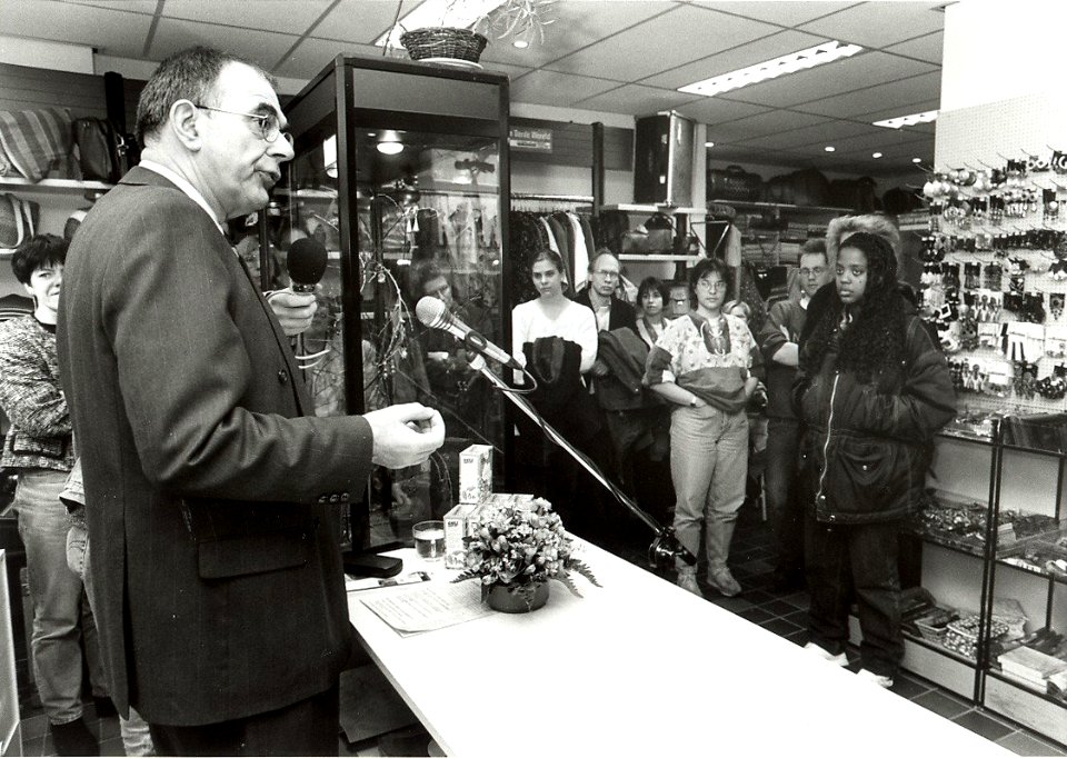 Minister Pronk riep tijdens zijn bezoek aan de solidariteitswinkel de lokale politiek op om snel met Duivestein en zijn club om tafel te gaan zitten. Gierstraat 30. Aangekocht van United Photos de Boe