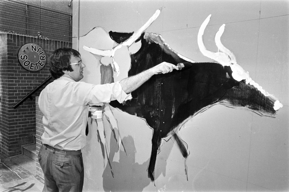 Minister Pronk schildert op schutting bij Tropenmuseum, Pronk schildert, Bestanddeelnr 928-5702