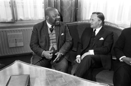 Minister-president Jonathan van Lesotho spreekt met premier De Jong in Kabinet, , Bestanddeelnr 923-9817