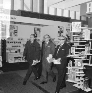 Minister M. Vrolijk boekenweek in de RAI geopend, tijden rondgang, Bestanddeelnr 917-7685