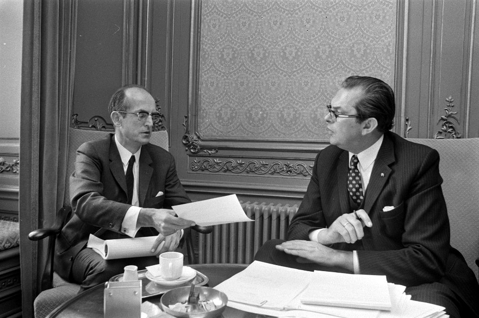 Minister President Biesheuvel ontvangt minister Drees , Den Haag , links Drees, , Bestanddeelnr 924-6925