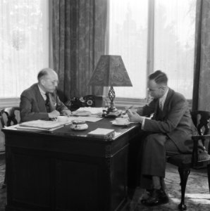 Minister-president Schermerhorn aan zijn bureau, wellicht met zijn secretaris, Bestanddeelnr 900-8191