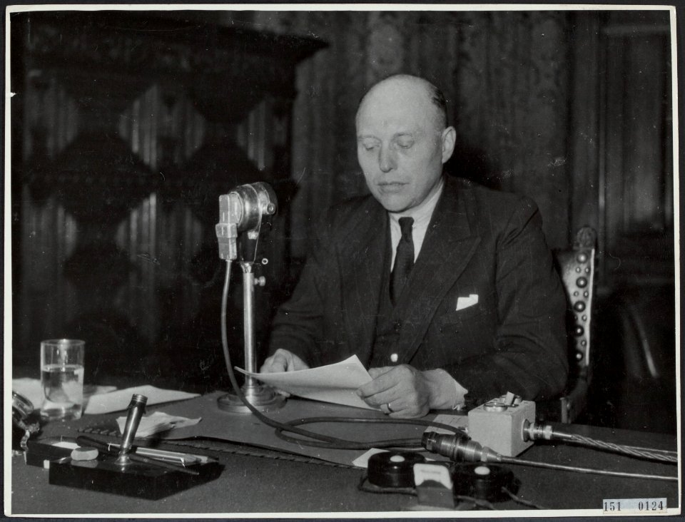 Minister-president W Schermerhorn voor de radiomicrofoon, Bestanddeelnr 151-0124