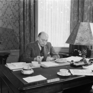 Minister-president Schermerhorn aan zijn bureau Hij eet een broodje, Bestanddeelnr 900-8196