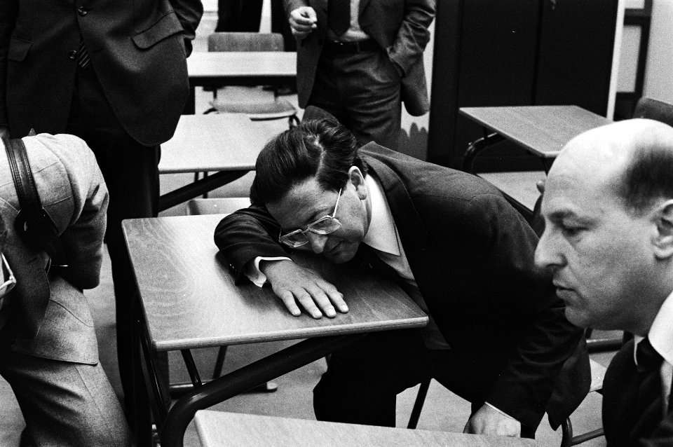 Minister Pais opende in Utrechtse Jaarbeurs de Nationale Onderwijs tent. 1981, tot 15 april, Minister Pais bekijkt schoolbankje, Bestanddeelnr 931-4220