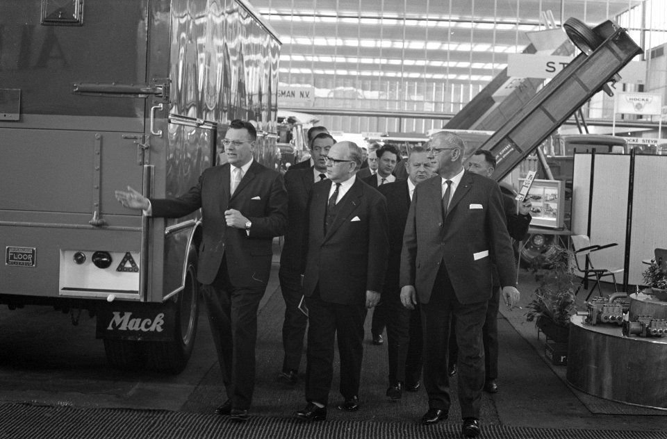 Minister opent Bedrijfsautotentoonstelling Drs AH Korthals in de RAI Amsterd, Bestanddeelnr 913-5518