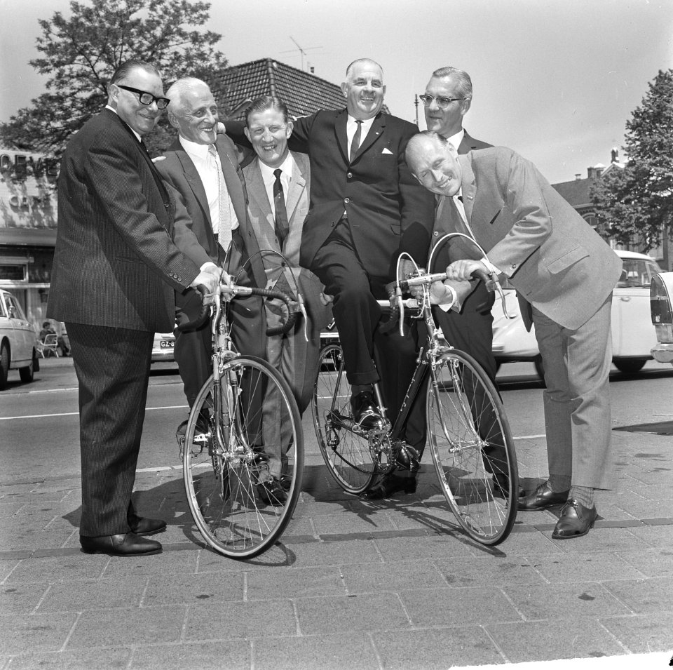 Minister Opperman in Nederland, hier met oudwielrenners v.l.n.r. Pijnenburg, Ble, Bestanddeelnr 917-8335
