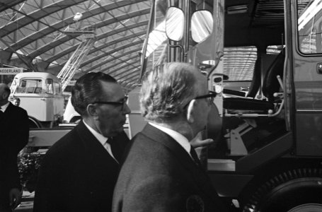 Minister opent Bedrijfsautotentoonstelling Drs AH Korthals in de RAI Amsterd, Bestanddeelnr 913-5517