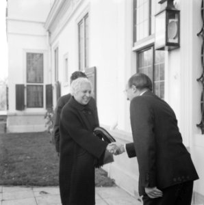 Minister president Cals terwijl hij mevrouw Vijaya Lakshmi Pandit begroet, Bestanddeelnr 918-4414