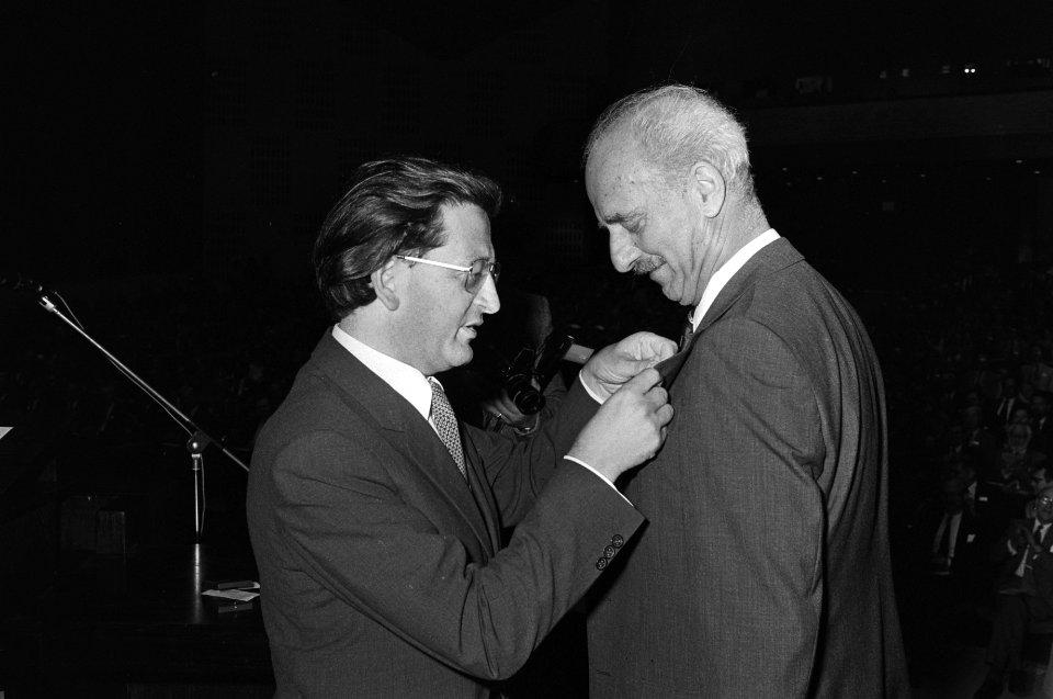 Minister Pais (l) speldt een koninklijke onderscheiding op bij prof. dr. L.H. Kl, Bestanddeelnr 930-4242