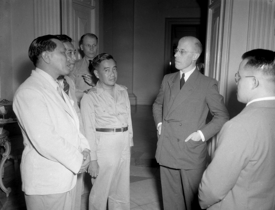 Minister-president L.J.M. Beel in gesprek met drie Indonesische heren, waarvan é, Bestanddeelnr 12644