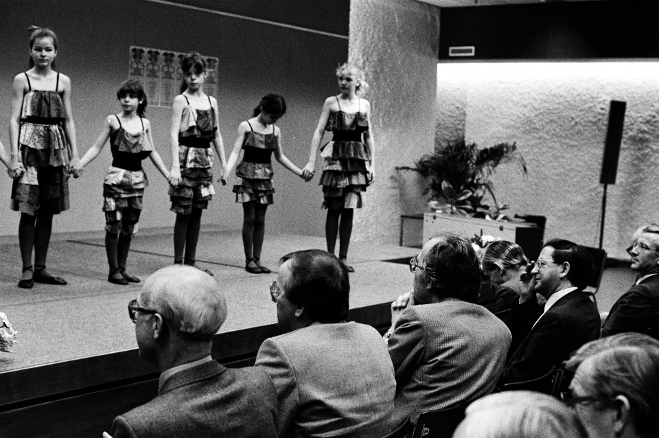 Minister Pais opende in Utrechtse Jaarbeurs de Nationale Onderwijs tent. 1981, die tot 15 april duurt, dansende kinderen, Bestanddeelnr 931-4223