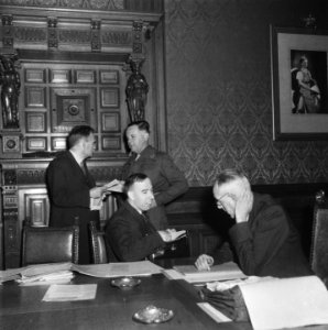 Ministerraad bijeen. Drees (Sociale Zaken), generaal-majoor Kruls (Militair Geza, Bestanddeelnr 900-8619