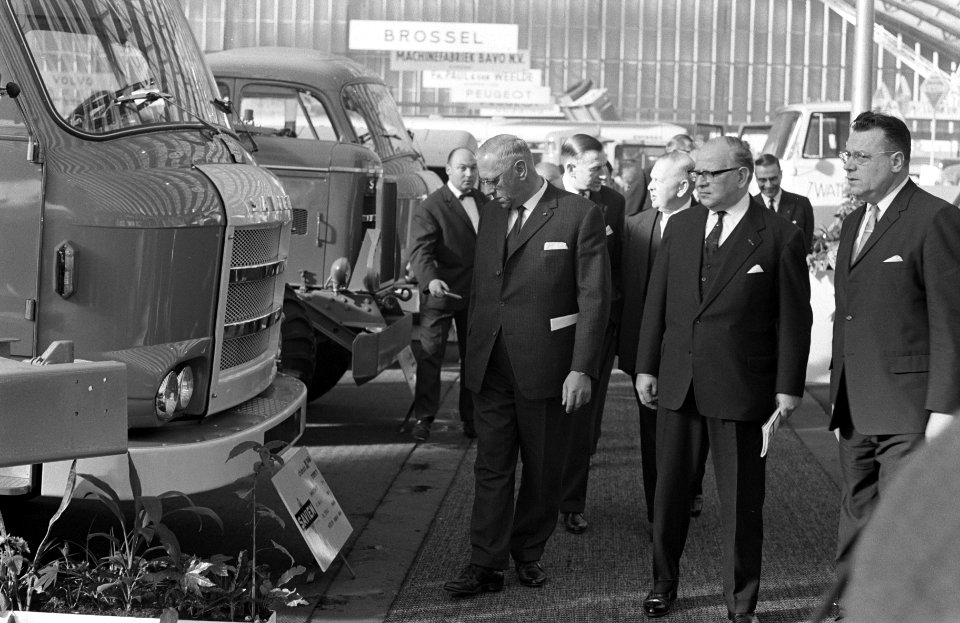 Minister opent Bedrijfsautotentoonstelling Drs AH Korthals in de RAI Amsterd, Bestanddeelnr 913-5521