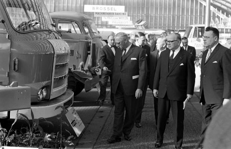 Minister opent Bedrijfsautotentoonstelling Drs AH Korthals in de RAI Amsterd, Bestanddeelnr 913-5521
