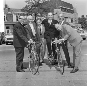 Minister Opperman in Nederland, hier met oudwielrenners v.l.n.r. Pijnenburg, Ble, Bestanddeelnr 917-8336