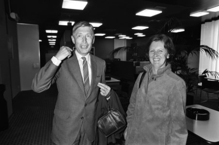 Minister-president Van Agt en echtgenote terug op Schiphol na vakantie op Madeir, Bestanddeelnr 931-9172