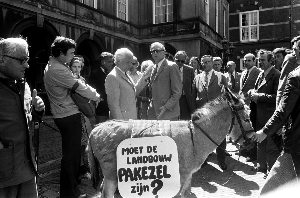 Minister Van der Stee tussen de demonstranten, Bestanddeelnr 927-9911
