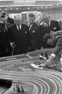 Minister opent Bedrijfsautotentoonstelling Drs AH Korthals in de RAI Amsterd, Bestanddeelnr 913-5520