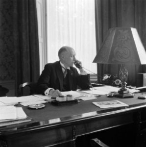 Minister-president W Schermerhorn in zijn werkkamer, Bestanddeelnr 900-7427