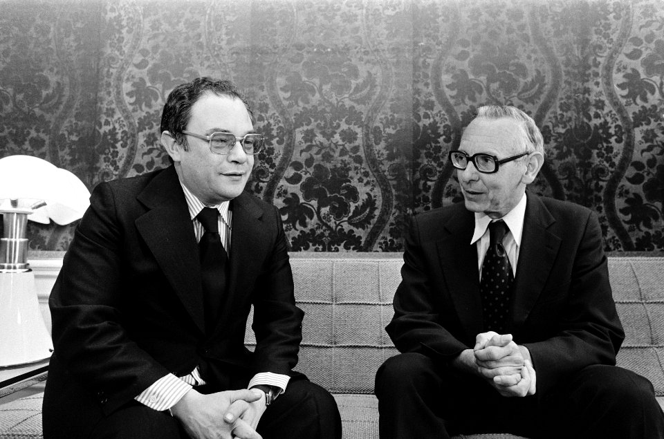 Minister Van der Stoel (rechts) en Melo Antunes, minister van Buitenlandse Zaken, Bestanddeelnr 927-9435