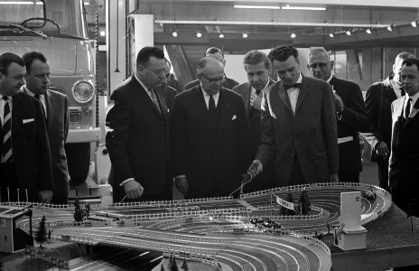 Minister opent Bedrijfsautotentoonstelling Drs AH Korthals in de RAI Amsterd, Bestanddeelnr 913-5514