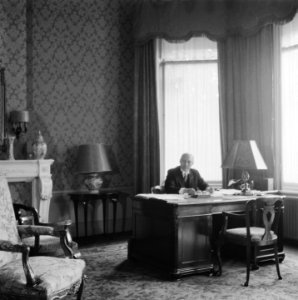 Minister-president W Schermerhorn in zijn werkkamer, Bestanddeelnr 900-7426