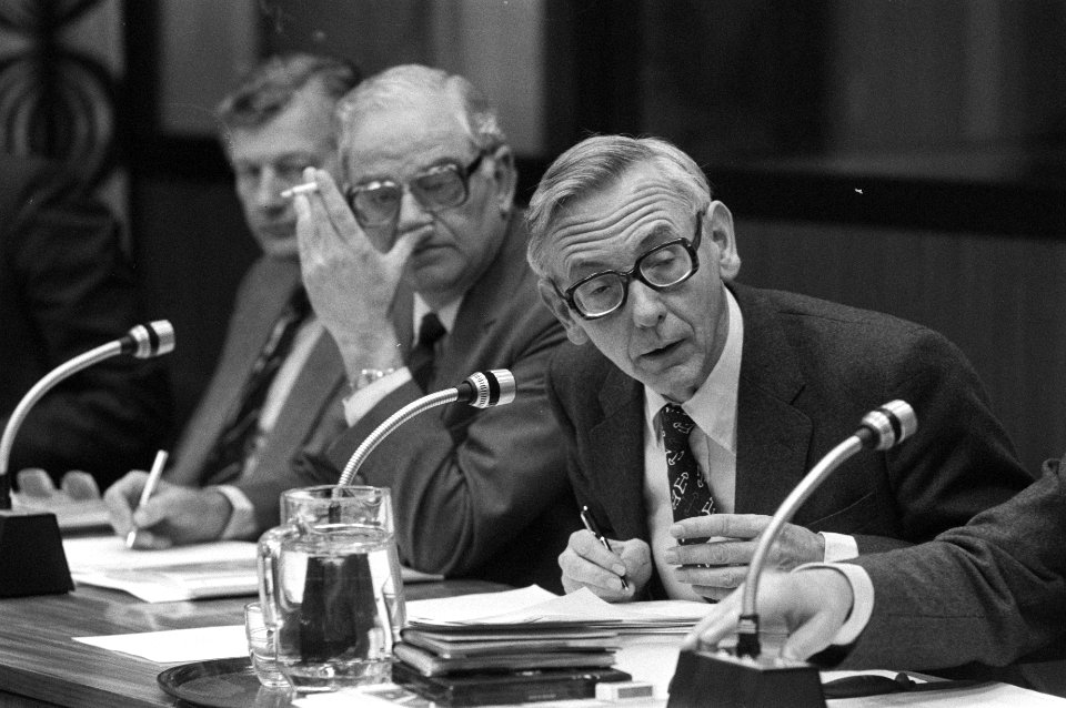 Minister Van der Stoel (PvdA) tijdens de vergadering, Bestanddeelnr 931-8344