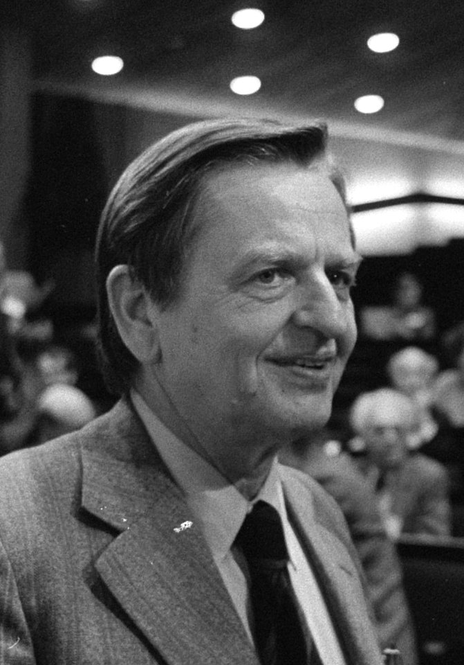 Minister Van der Stoel (PvdA, rechts, Buitenlandse Zaken) met Olof Palme (links), Bestanddeelnr 931-8203 (cropped)