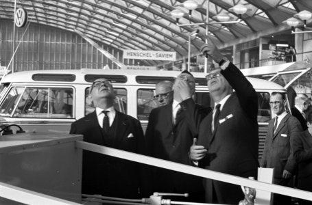 Minister opent Bedrijfsautotentoonstelling Drs AH Korthals in de RAI Amsterd, Bestanddeelnr 913-5513