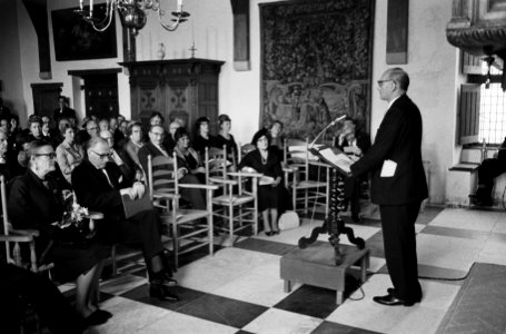 Minister mr Th H Bot P C Hooft prijs uitgereikt in Muiderslot aan schrijver, Bestanddeelnr 915-5562