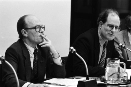 Minister Rietkerk (Binnenlandse Zaken) (l) in overleg met de commissie Nationale, Bestanddeelnr 932-4324