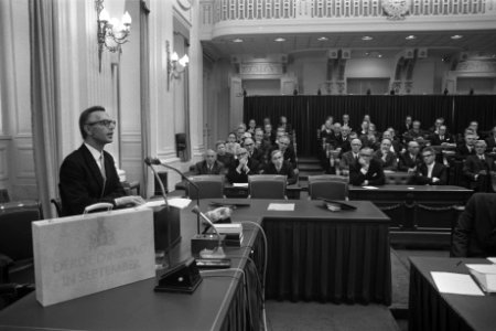 Minister Nelissen van Financien met miljoenenkoffertje bij aankomst Tweede Kamer, Bestanddeelnr 924-9584