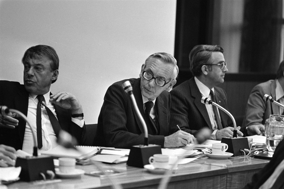 Minister Van der Stoel (Buitenlandse Zaken, PvdA, links) tijdens het overleg, Bestanddeelnr 931-7704