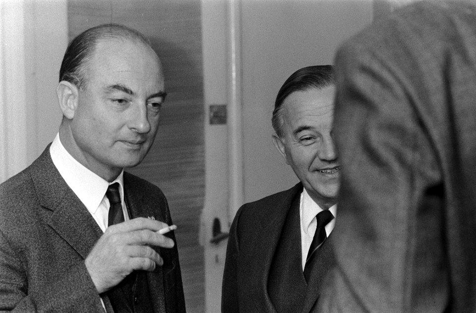 Minister president De Jong ontvangt van Henk Kersting (voorzitter buitenlandse p, Bestanddeelnr 922-9874