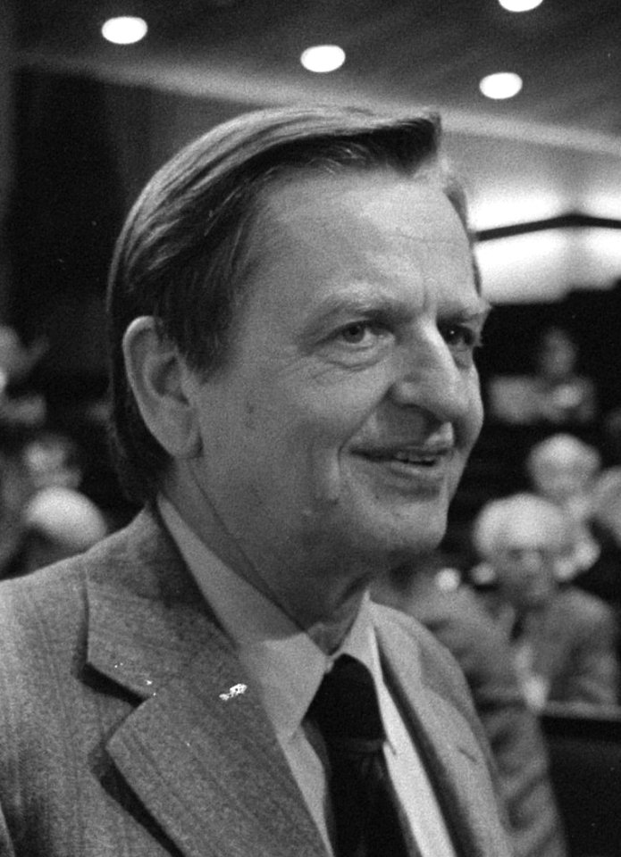 Minister Van der Stoel (PvdA, rechts, Buitenlandse Zaken) met Olof Palme (links), Bestanddeelnr 931-8203 (cropped) (2)