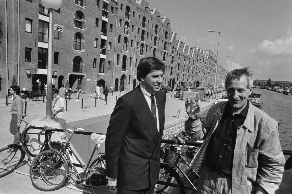 Minister Nijpels (l) heeft in Amsterdam de BNA-kubus uitgereikt aan de architect, Bestanddeelnr 934-0251