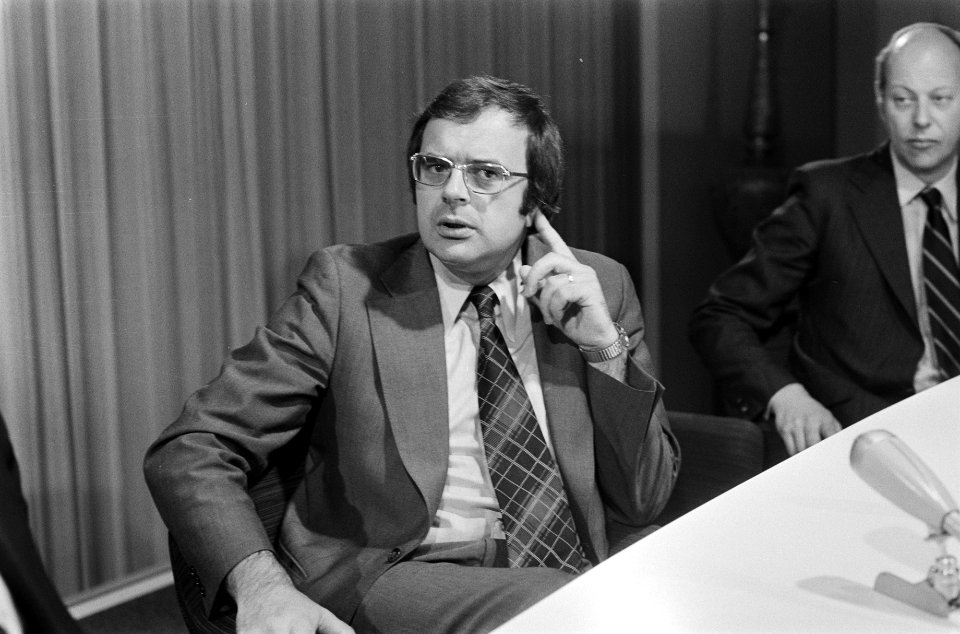 Minister Pronk uit Paramaribo op Schiphol minister Pronk tijdens perconferentie, Bestanddeelnr 927-7297