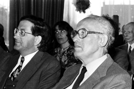 Minister Pais (links) en dr L de Jong, Bestanddeelnr 930-2375