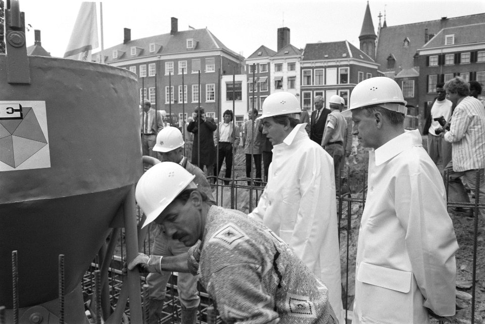 Minister Nijpels en Tweede Kamervoorzitter Dolman bij start nieuwbouw Tweede Kam, Bestanddeelnr 934-3037