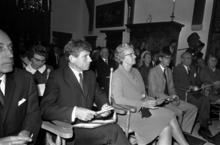 Minister M. A. M. Klompé reikt staatsprijs voor Letterkunde, de P. C. Hooftprij…, Bestanddeelnr 922-7361