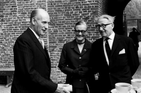 Minister mr Th H Bot P C Hooft prijs uitgereikt in Muiderslot aan schrijver, Bestanddeelnr 915-5563
