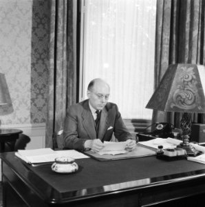 Minister-president Schermerhorn aan zijn bureau, Bestanddeelnr 900-8197