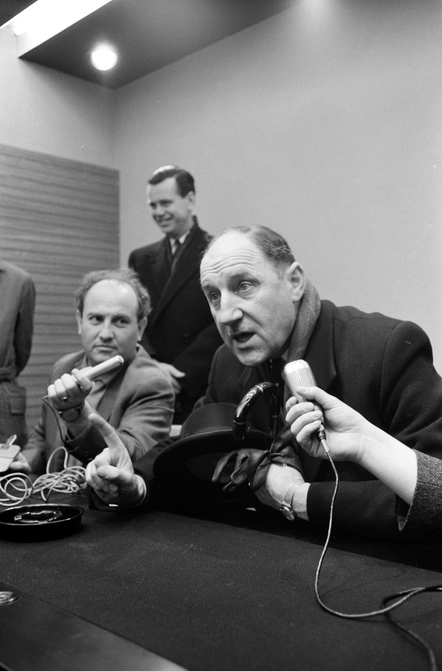 Minister Luns uit Londen tijdens persconferentie, Bestanddeelnr 913-7580