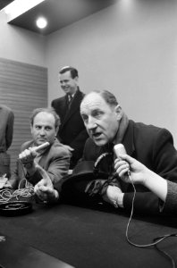Minister Luns uit Londen tijdens persconferentie, Bestanddeelnr 913-7580