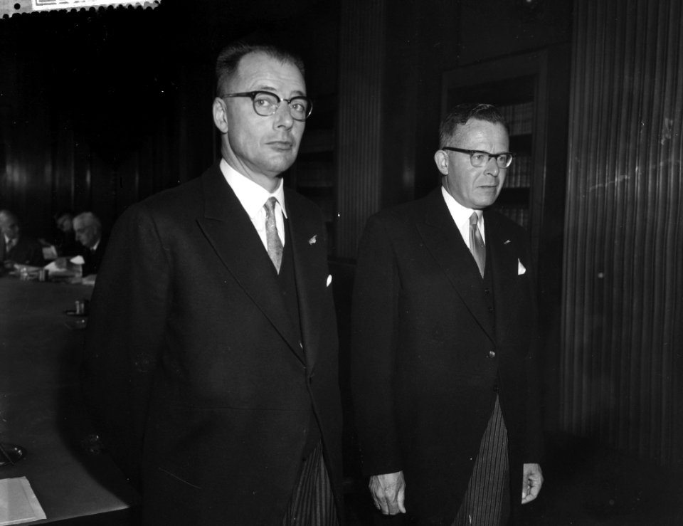 Minister M J M Kan en M Ruppert Raad van Staten leden geinstalleerd, Bestanddeelnr 910-7266