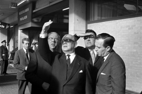 Minister opent Bedrijfsautotentoonstelling Drs AH Korthals in de RAI Amsterd, Bestanddeelnr 913-5511