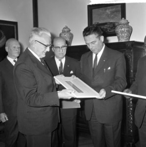 Minister Marijnen kreeg eerste postzegel in het Catshuis links minister Marijnen, Bestanddeelnr 917-2404