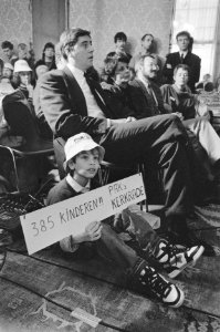 Minister Nijpels temidden van de bewoners, Bestanddeelnr 934-4050